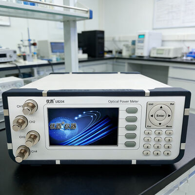 Un misuratore di potenza ottica a quattro canali con interfacce dati USB e RS232